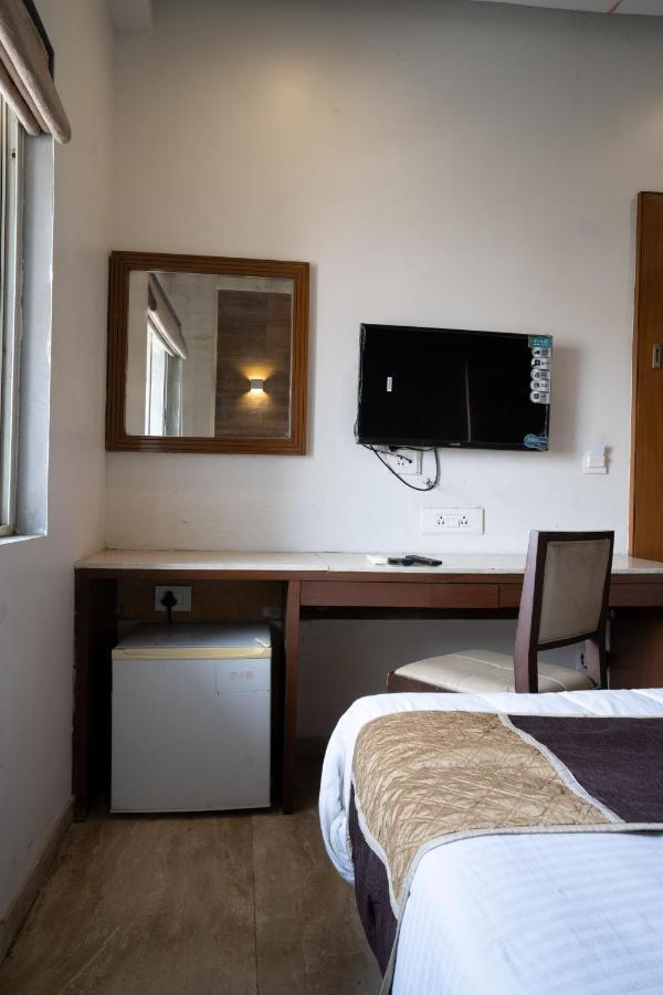 Hotel Kyra Airport Ahmedabad Exterior foto